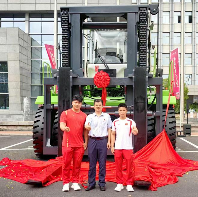 奥运冠军见证全球首台55t锂电叉车发布(图2)