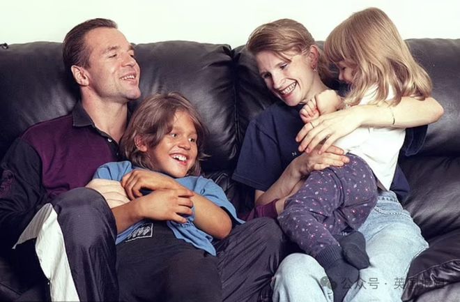 “世界最强壮男孩”成名25年自曝悲惨童年！爹妈逼迫举铁塑肌体脂仅1%：健身给我永久创伤！(图6)