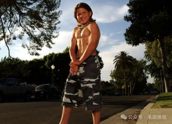 “世界最强壮男孩”成名25年自曝悲惨童年！爹妈逼迫举铁塑肌体脂仅1%：健身给我永久创伤！(图12)