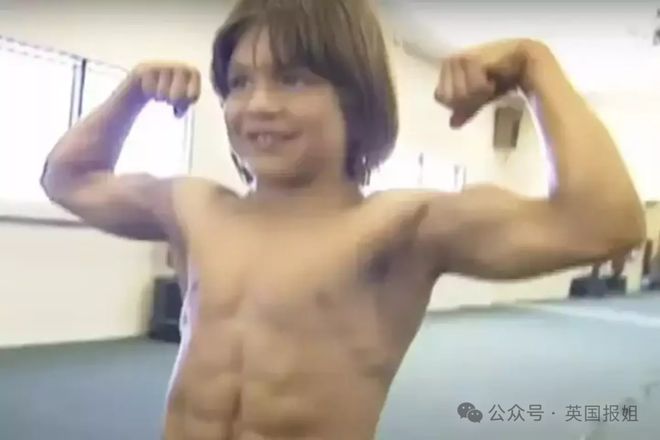 “世界最强壮男孩”成名25年自曝悲惨童年！爹妈逼迫举铁塑肌体脂仅1%：健身给我永久创伤！(图5)