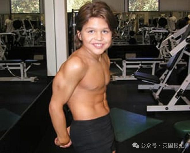 “世界最强壮男孩”成名25年自曝悲惨童年！爹妈逼迫举铁塑肌体脂仅1%：健身给我永久创伤！(图8)