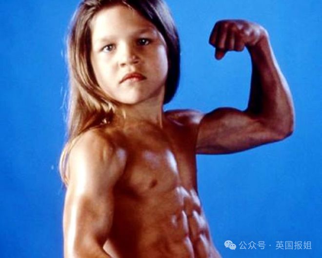 “世界最强壮男孩”成名25年自曝悲惨童年！爹妈逼迫举铁塑肌体脂仅1%：健身给我永久创伤！(图19)