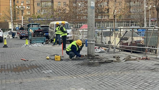 兰州市拔除废弃线杆 为城市空间做“减法”