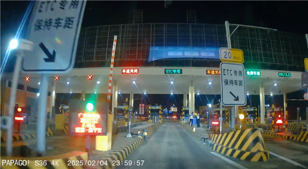 紧张到无法呼吸 男子卡点下高速：免费结束前4秒顺利抬杆(图2)