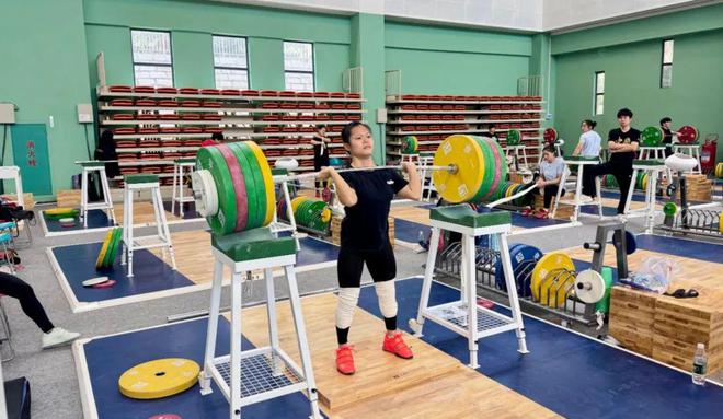 广西女孩赵金红：45公斤的举重世界冠军