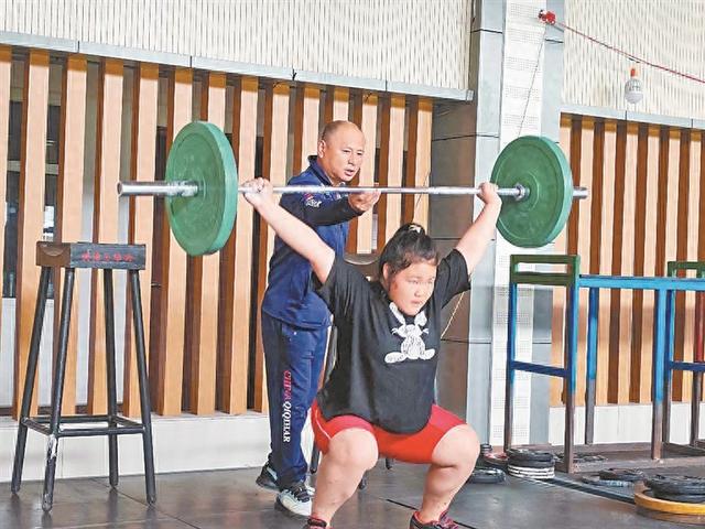 齐齐哈尔举重教练魏红全：把“世界前三”领上举坛