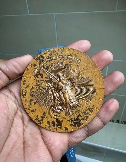 巴黎奥运会奖牌质量引争议超百枚奖牌被运动员退回！