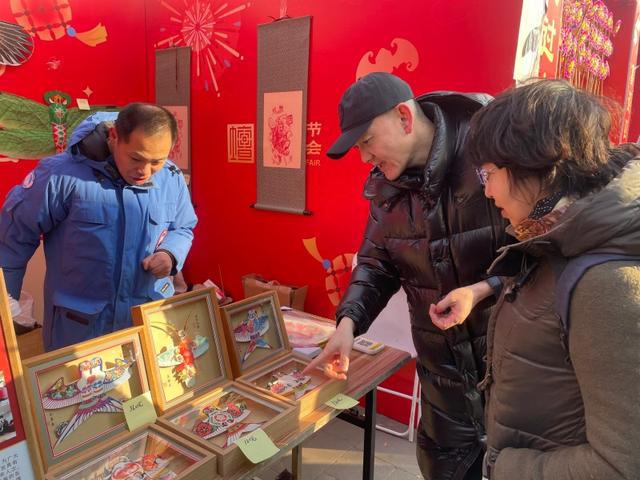 这一幕好暖！爱心助残摊位现身庙会“非遗+残创”实力圈粉｜快讯