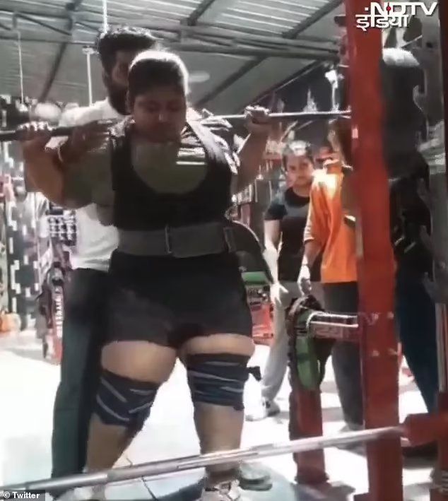 印度少女练习举重时殒命被540斤杠铃砸中脖子教练也受伤了(图5)