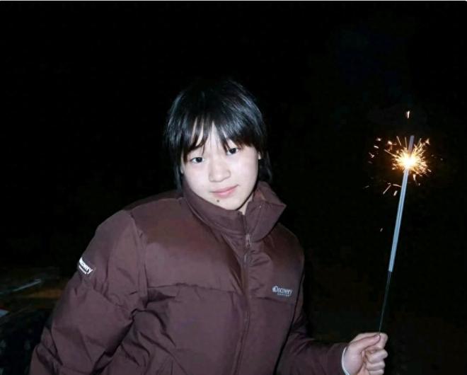 全红婵北京街头狂奔！一身名牌遭质疑仅一双鞋子售价就超1万元