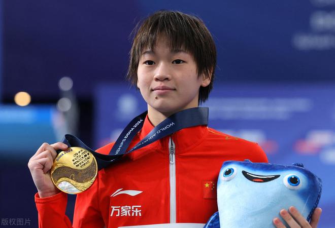全红婵北京街头狂奔！一身名牌遭质疑仅一双鞋子售价就超1万元(图2)
