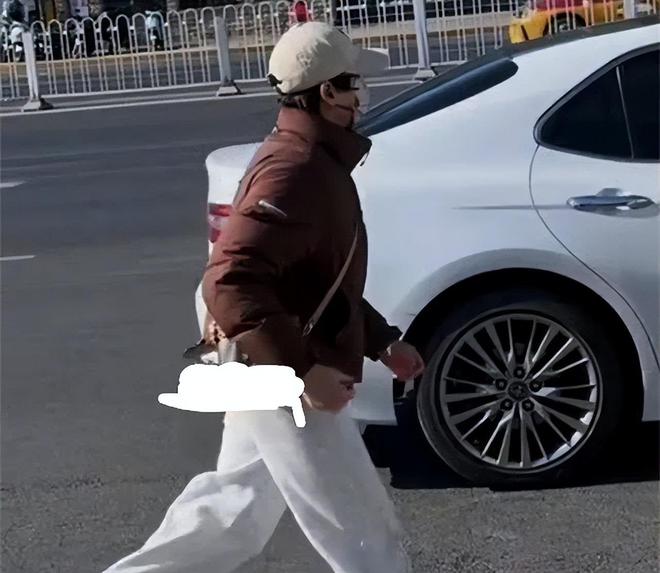 全红婵北京街头狂奔！一身名牌遭质疑仅一双鞋子售价就超1万元(图4)