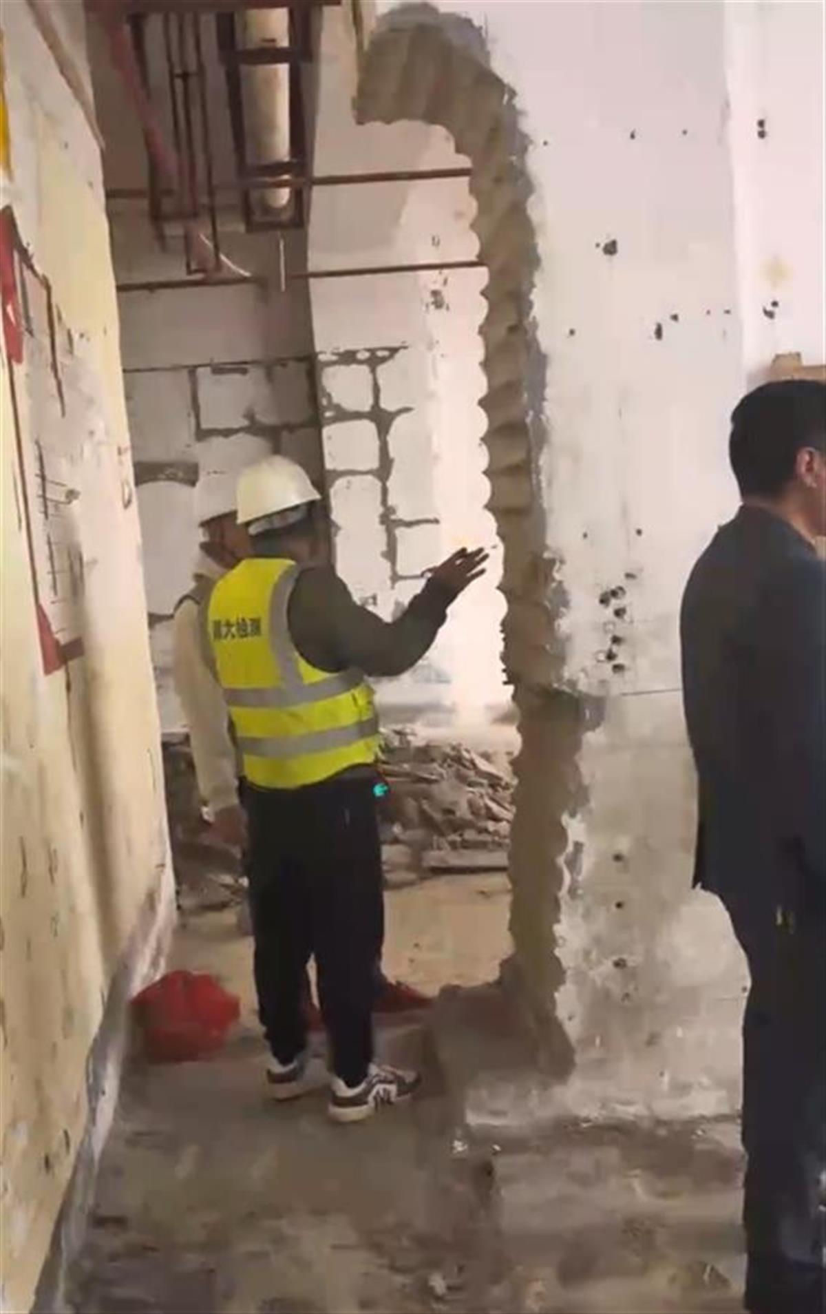 长沙一居民楼二楼商铺承重柱遭破坏 当地警方已介入(图2)