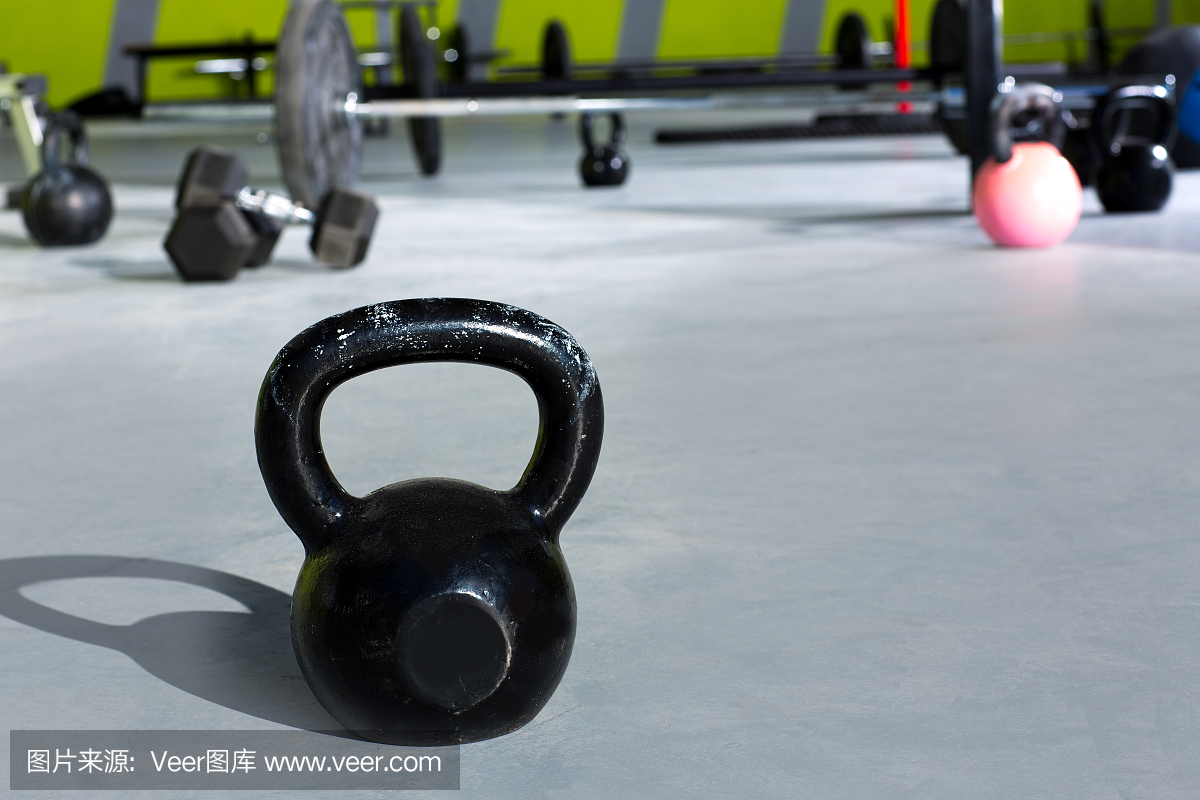 电线杆倒塌砸中男子 当地政府回应 铲车司机被控制调查