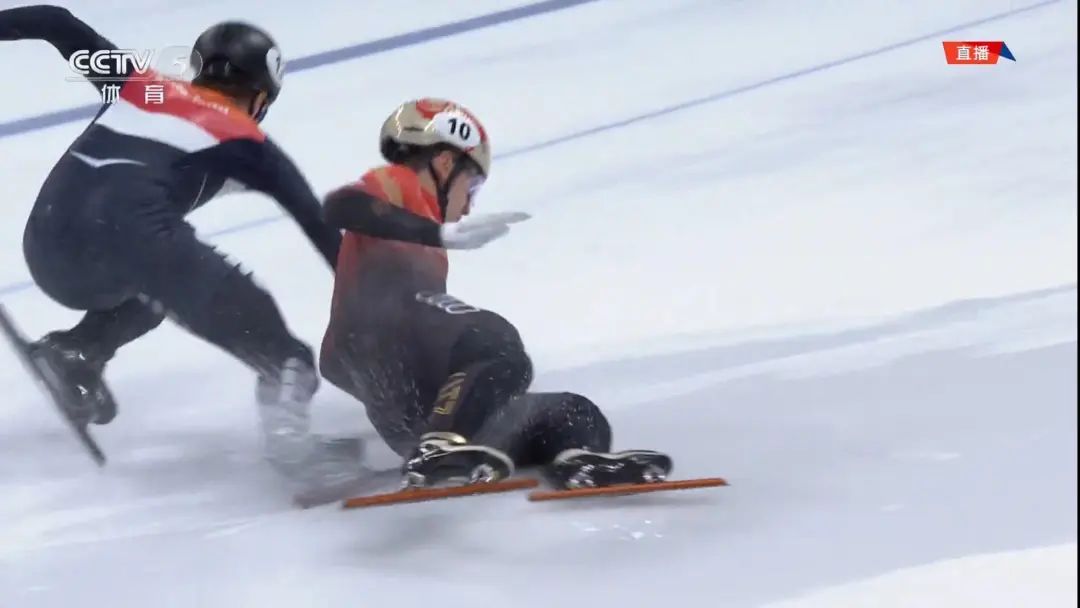 突发！中国知名运动员比赛中腿部被冰刀划伤被紧急送医(图1)