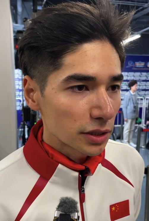 突发！中国知名运动员比赛中腿部被冰刀划伤被紧急送医(图2)