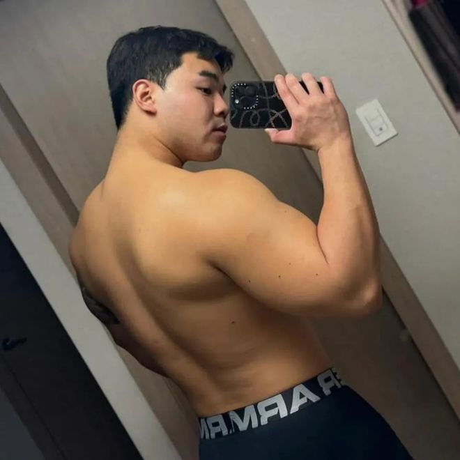 5个背部训练动作利用哑铃打造完美的倒三角身材！