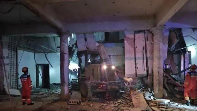 一浴池突发垮塌致2死3伤！