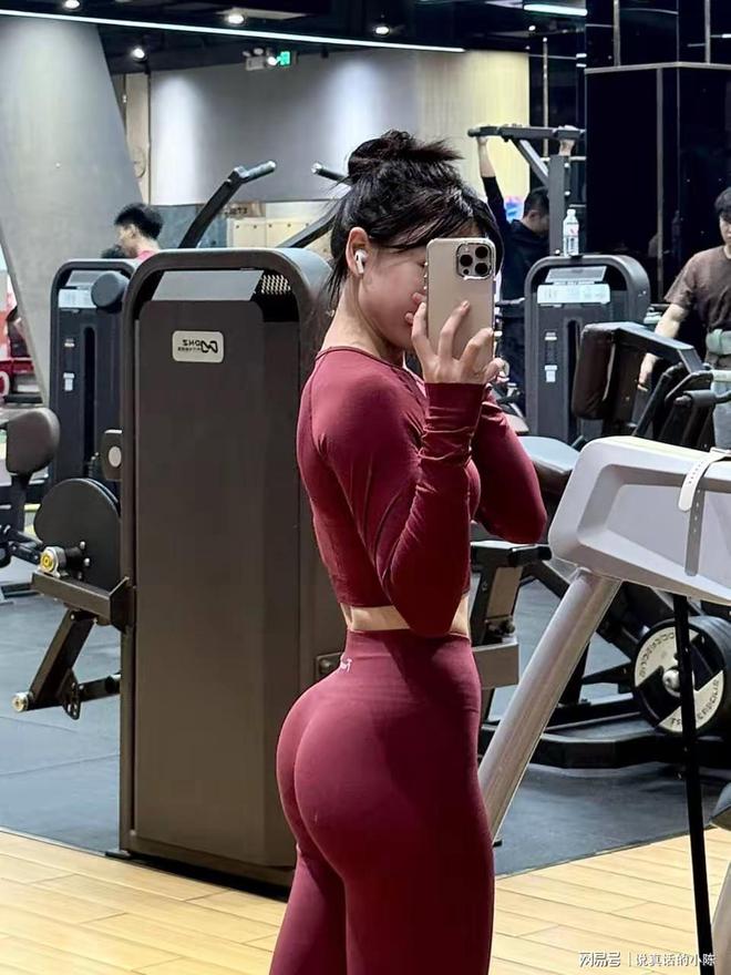 女子穿瑜伽裤在健身房擦边跟没穿有什么区别网友：没眼看(图4)