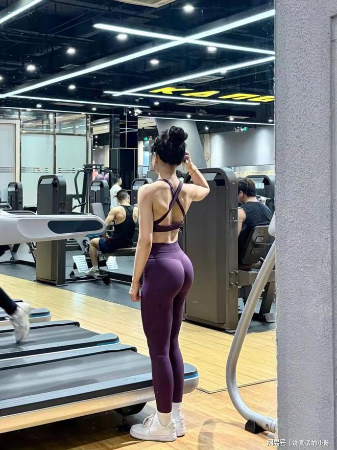 女子穿瑜伽裤在健身房擦边跟没穿有什么区别网友：没眼看(图6)