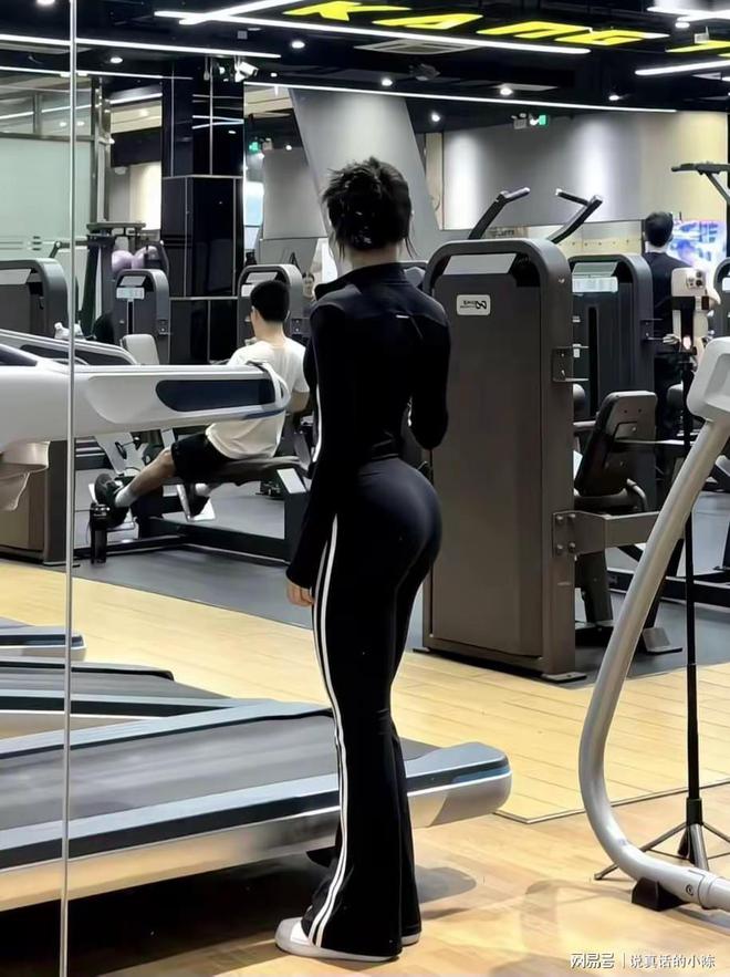 女子穿瑜伽裤在健身房擦边跟没穿有什么区别网友：没眼看(图5)
