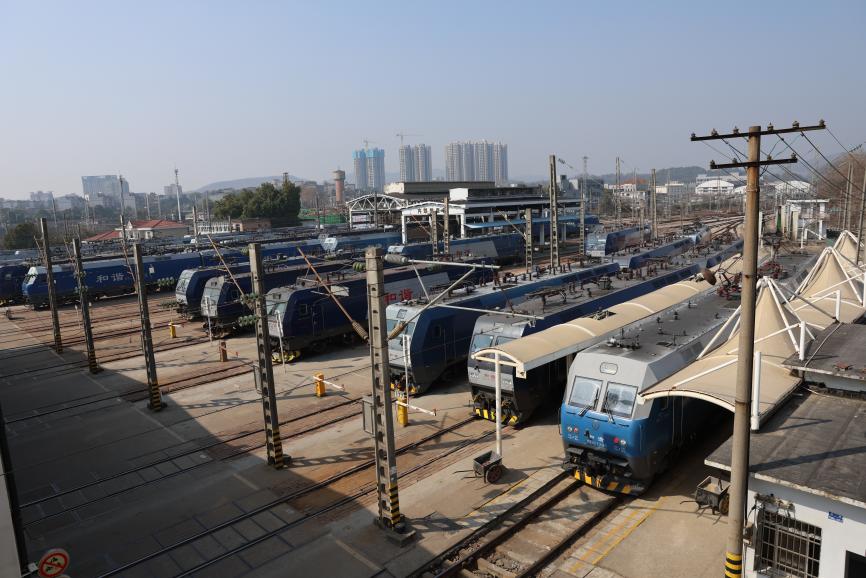 春运“泊车大师”：火车头背后的179次精准护航