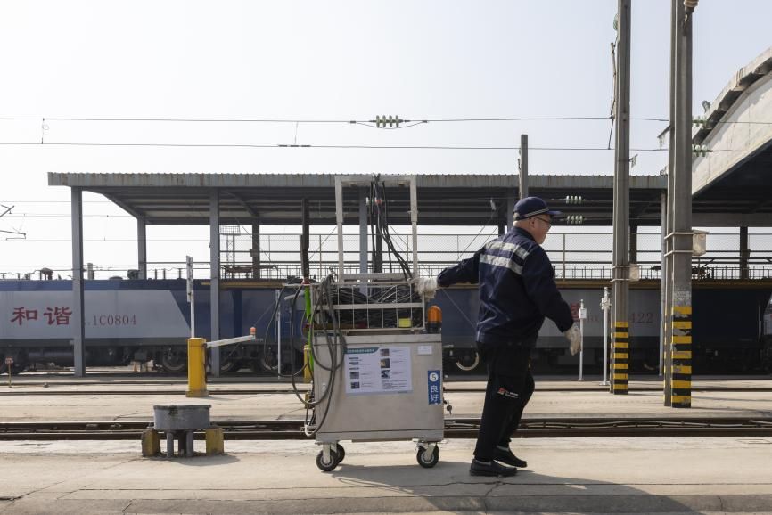 春运“泊车大师”：火车头背后的179次精准护航(图3)