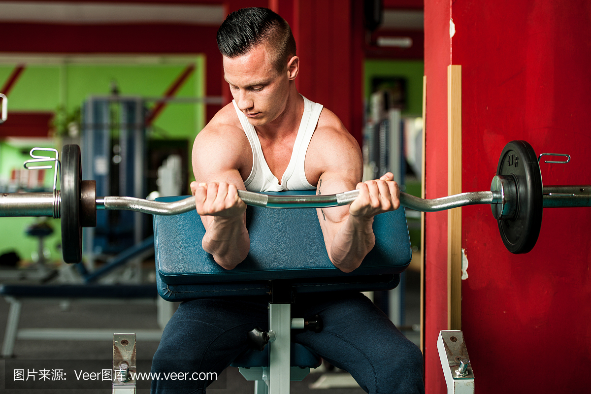 打破131年男性垄断！泳坛女神如何