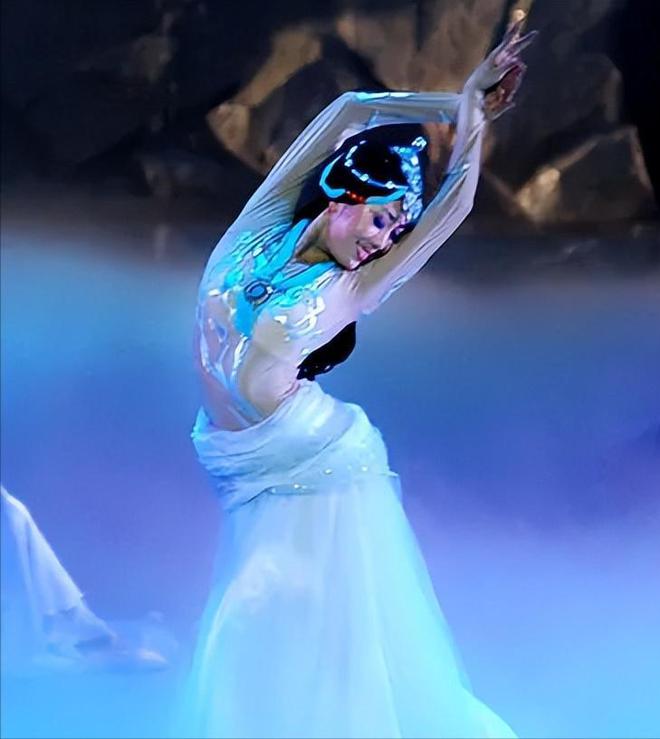 2008年她在奥运开幕式彩排时摔成瘫痪如今已是北舞教授(图4)