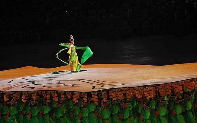 2008年她在奥运开幕式彩排时摔成瘫痪如今已是北舞教授(图2)