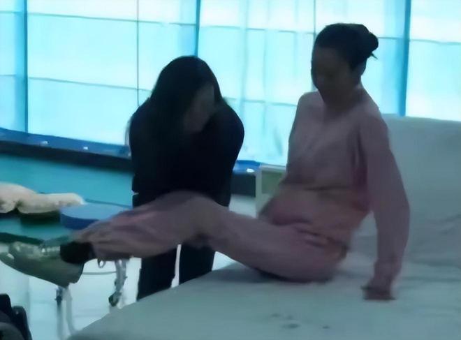 2008年她在奥运开幕式彩排时摔成瘫痪如今已是北舞教授(图6)