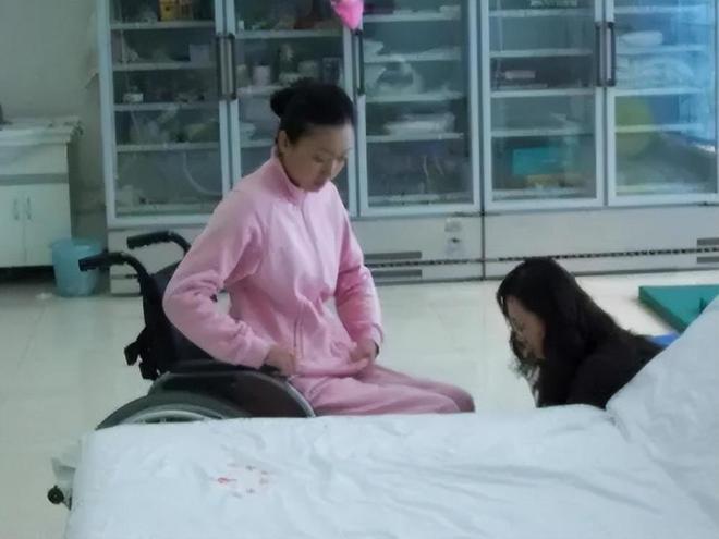 2008年她在奥运开幕式彩排时摔成瘫痪如今已是北舞教授(图7)