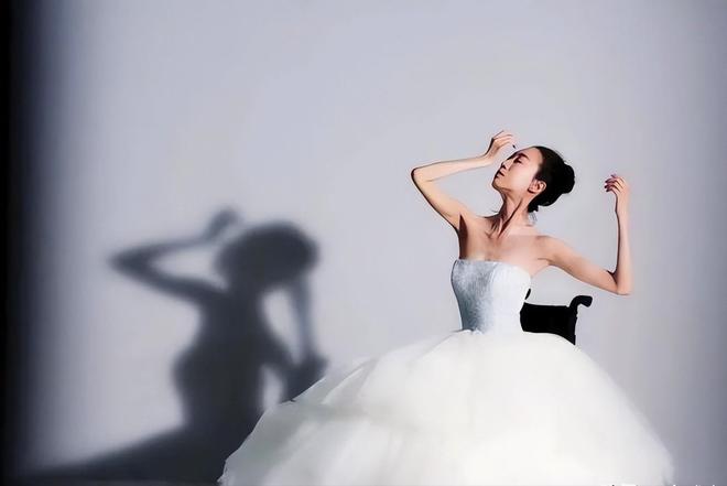 2008年她在奥运开幕式彩排时摔成瘫痪如今已是北舞教授(图11)