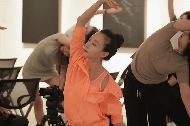 2008年她在奥运开幕式彩排时摔成瘫痪如今已是北舞教授(图14)