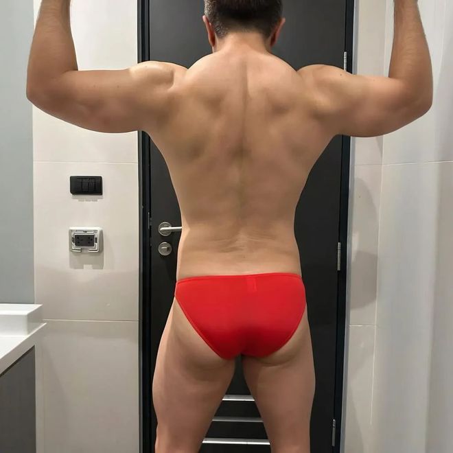 5个练背动作激活背部肌群打造雄厚倒三角身材！