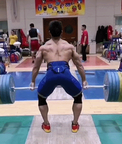 中国举重队爆笑日常：冠军的翻车姿势你万万想不到！(图1)