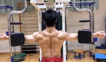 中国举重队爆笑日常：冠军的翻车姿势你万万想不到！(图2)