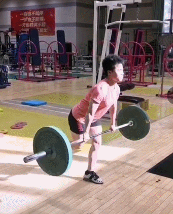 中国举重队爆笑日常：冠军的翻车姿势你万万想不到！(图3)