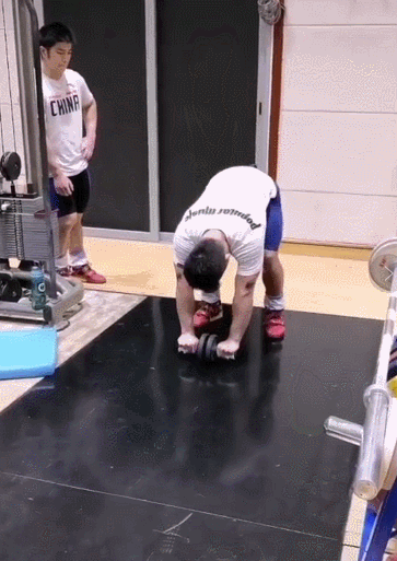 中国举重队爆笑日常：冠军的翻车姿势你万万想不到！(图5)