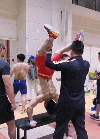 中国举重队爆笑日常：冠军的翻车姿势你万万想不到！(图6)