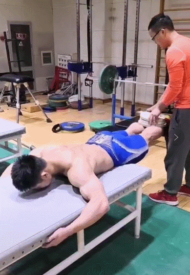 中国举重队爆笑日常：冠军的翻车姿势你万万想不到！(图8)