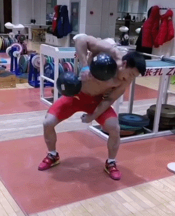 中国举重队爆笑日常：冠军的翻车姿势你万万想不到！(图9)