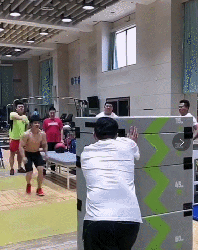中国举重队爆笑日常：冠军的翻车姿势你万万想不到！(图10)