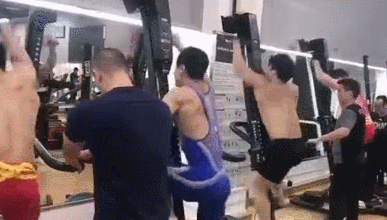 中国举重队爆笑日常：冠军的翻车姿势你万万想不到！(图12)