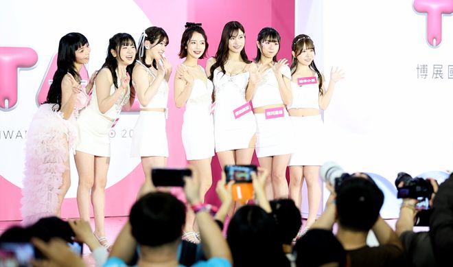 人气女优现身成人展全场炸裂！男粉冲3天激喊：今晚睡不着(图1)
