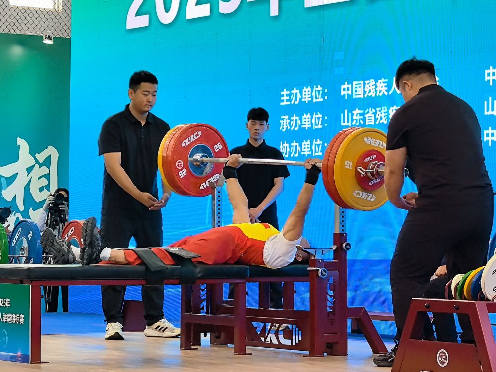 全国残疾人举重锦标赛刷新两项全国纪录(图1)