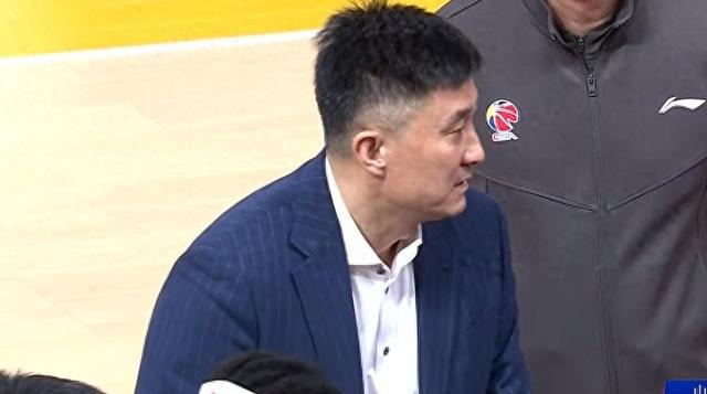 溃败 随着一场81-123 CBA豪门轰然倒下：0-1 多人低迷 主教练满脸郁闷(图1)
