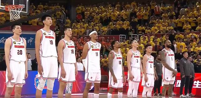 溃败 随着一场81-123 CBA豪门轰然倒下：0-1 多人低迷 主教练满脸郁闷(图2)