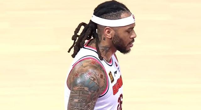 溃败 随着一场81-123 CBA豪门轰然倒下：0-1 多人低迷 主教练满脸郁闷(图5)