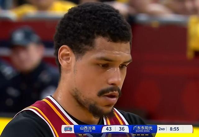 溃败 随着一场81-123 CBA豪门轰然倒下：0-1 多人低迷 主教练满脸郁闷(图3)